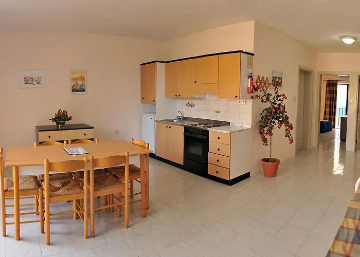 Ξενοδοχείο με διαμερίσματα White Dolphin Complex 3*