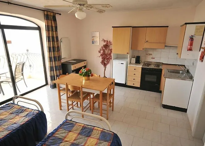 Ξενοδοχείο με διαμερίσματα White Dolphin Complex 3*